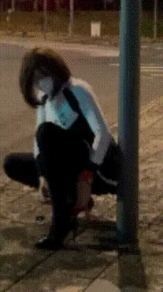 0209手脚头顶背铐在红绿灯上SubM 半个月没有出去玩过了 于是决定昨天晚上出去挑战了极限????手脚全都背铐在了红绿灯柱子上 而且双手还从头顶上方背铐过去<br>只要手铐锁上 就没法躺下或者弯腰 手脚的活动空间只有几厘米 除了等定时锁自动打开 没有任何备份或者逃脱方法 手铐就在面前的地上 但无论手脚都不能靠近分毫 第一次感受到了什么叫真正的绝望????????????<br><br>百度网盘下载后记得把后缀改为.mp4❤️<br>