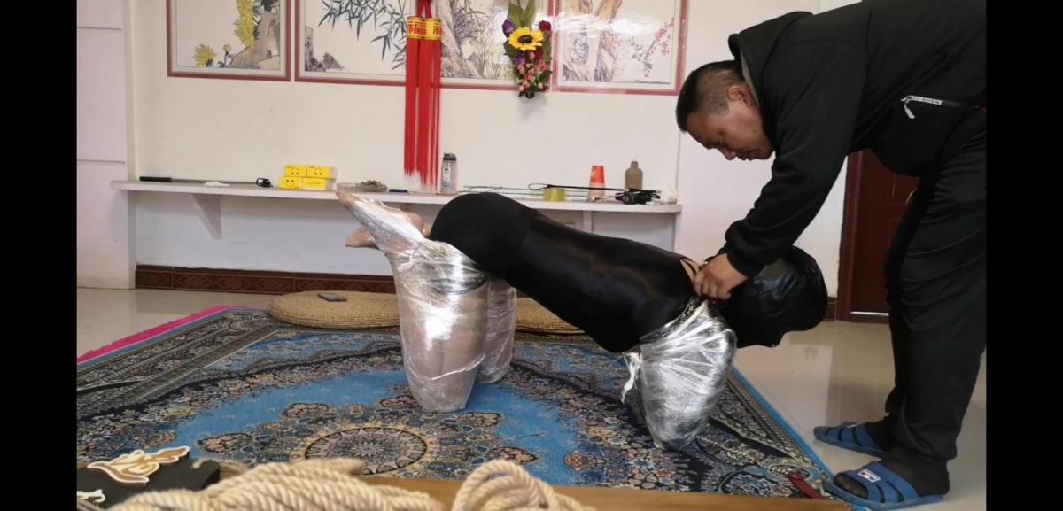 小黑狗K9关笼 抓住一只黑色的小狗狗不知道谁家的，不说了先拴上狗绳，拉着遛遛。以为狗狗没有完成指定的任务，被罚关进狗笼，这下真的叫天天不应叫地地不灵了。<span style='color:#b0b0b0;'>[隐藏文字，购买后可见]</span>