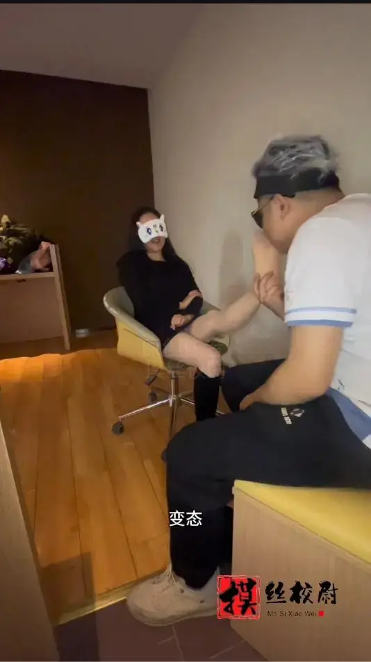 【摸丝校尉原创】疯狂舔舐165素人长靴的臭丝玉足！ 这部为长靴丝足姐姐的最后一篇了这篇不用说也是最精华的一部分<br>疯狂舔舐姐姐的丝足，将口水彻底润湿她的丝袜<br>最后脱下丝袜疯狂的舔舐着她的原味裸足<br>当丝袜脱下后味道更佳的浓烈！<br>只能说绝了，无法形容我当时的心情！<br>本视频同样也是采用中文字幕解说<br>不光有我和长靴姐姐的全部对话，更有我的内心独白<br>不解释，绝对的新年用心力作
