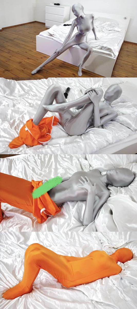 [W’sH]——Caroline——银色zentai——超紧睡袋自缚+快乐棒强高自嗨 Caroline——银色zentai——超紧睡袋自缚 快乐棒强高自嗨<br><br><br>注：<br>W’sH 工作室<br>专注于zentai、紧身衣、spandex、丝滑光泽衣物、乳胶、睡袋、捆绑、锁链……等一系列恋物拍摄。<br>清一色欧美模特，高颜值，好身材。<br>单女、女女、三女应有尽有，各种玩法层出不穷。<br>拍摄手法极具艺术性，作品极具收藏价值。<br><br>重要通知：<br>俄罗斯那边嫌我在这里搞的太便宜了，今年要求我必须按照C4S的官方价格来定价。<br>不过每部新作品，我会悄咪咪操作一下给大家整上折扣，大家有看好的视频就抓紧冲哈。