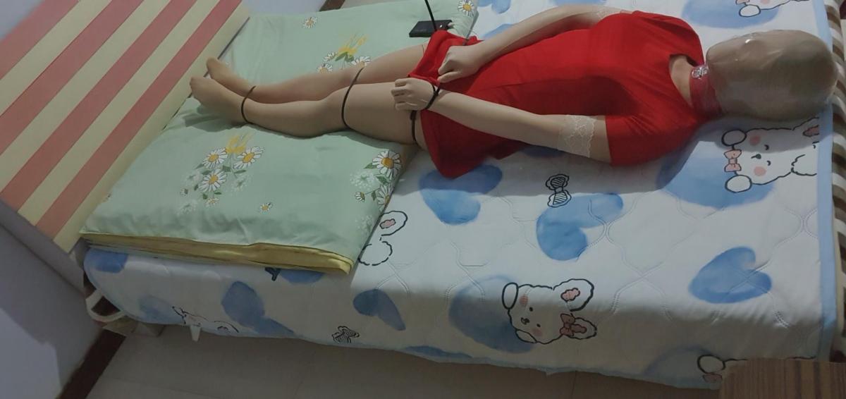 红色连衣裙 肤色丝袜头套 热缩小孔 黑色扎带束缚 这次尝试一下扎带新玩法 热缩后用细针扎几个小孔 之后用扎带束缚 剪子放在带锁箱子后用定时锁定时 虽然热缩扎了小孔可是小孔根本吸不了多少空气 锁了两个小时头昏脑胀 之后又小娱乐一下（外面鞭炮有些吵无视即可）剪了一些没用的镜头