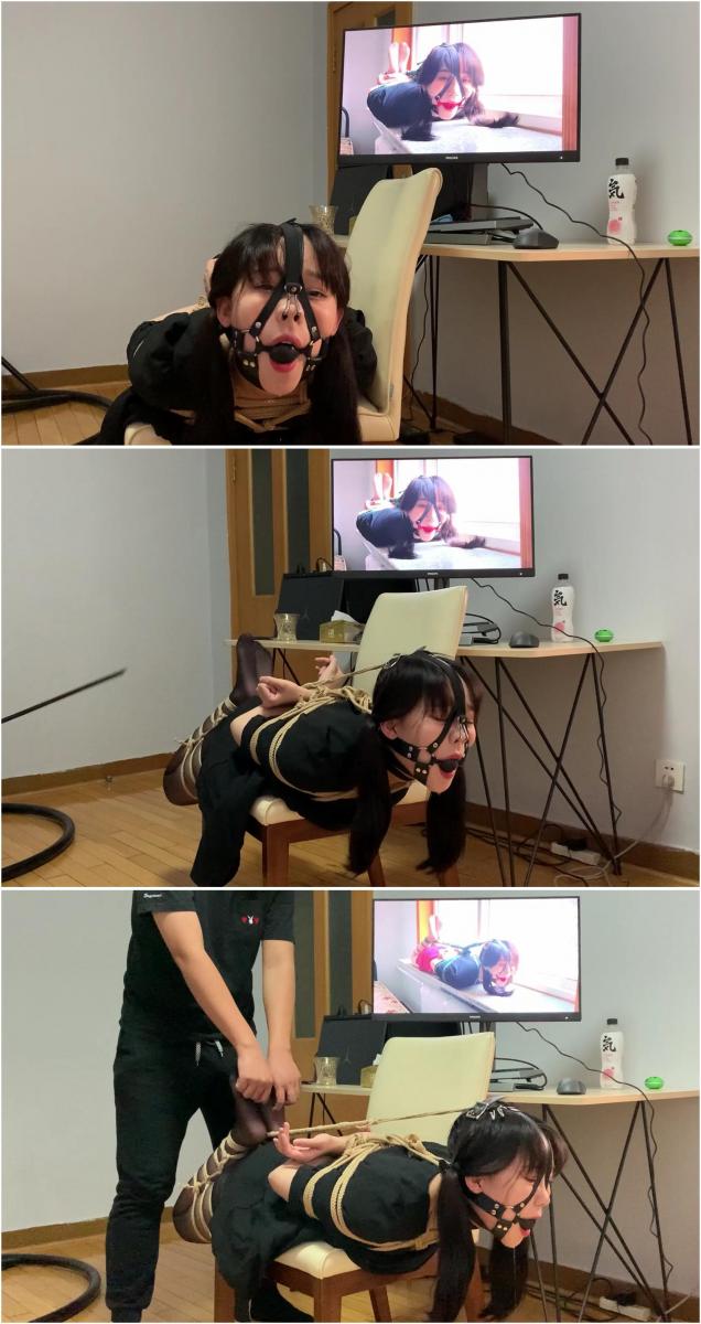 玩奴原创之美少女被强行拖到椅子上留着口水被玩，黑丝大长腿分腿驷马sptk鼻勾。交流购约绑教程请加1152327635。 解压密码<span style='color:#b0b0b0;'>[隐藏文字，购买后可见]</span>感谢各位同好的支持！新年快乐！本次的话带来黑丝大长腿美少女的椅上羞耻放置，配合屏幕展示其他作品，戴上鼻勾马具口球勒住头，屈辱的流着口水被博主sptk，不断挣扎很刺激，新的一年请大家继续支持玩奴原创的新作品，敬请欣赏！<br>另外为了方便各位同好约绑，博主最近推出了一个非常详细的约绑教程。里面有非常详细的从零基础开始教大家如何认识妹子，如何与妹子沟通等等。非常的实用，有兴趣的各位同好加1152327635咨询，备用805351328。<br>目前博主已经出了五个系列，分别是绝对真实调教系列，真实约拍系列，口水囚徒系列，紧缚实验室系列，美人小舔犬系列以及最新出的高颜值系列都非常精彩，各种元素满满，希望各位同好多多支持！<br>推特可以关注浅神。本频道提倡健康积极的绳艺亚文化，目的是给生活增添一些情趣，谢谢大家。备用联系方式qq805351328。<br>下载操作：<br>1、电脑下载<br>2、解压<br>3、将压缩包内文件重命名后缀加.mp4或直接用播放器打开。