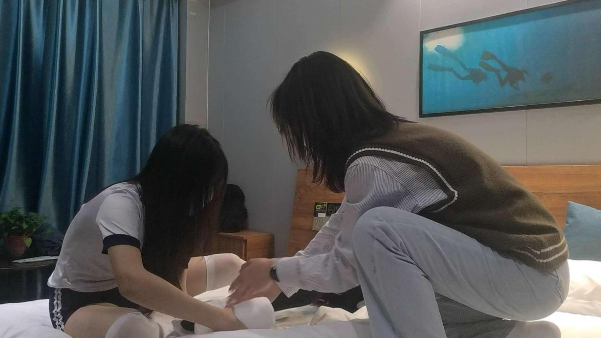 历史遗留视频②：琳澜小喻全包小方 这次的视频，是三个小姐姐一起在酒店玩闹的视频，内容就是三人的玩闹与全包，主打的就是一个随意与欢乐，大家伙凑活看看，图一乐。<br>如有定拍需求还请联系QQ：3078316178
