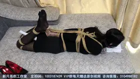 【新月原创】【红豆】上门绳师伺候 超紧直臂驷马 性感黑丝 棒棒滴 强G 蒙眼封嘴 奋力挣扎 【新月工作室】定拍交流QQ：1003187439 备用2936094312<br>【出原味妹子】3104988182 小洛（红豆）2389316626 玉箫 3451471253 佳怡 2952715351 晴儿 2789385650 琳媚<br>约绑攻略有售直接滴QQ：3104988182！！！本工作室正式启动会员优惠折扣方案，请有兴趣的同好加客服Q：3104988182详询<br>“死老狗，要过年了，你也得雨露均沾一下吧。”豆子今天突然跑来找我，这是相当稀有的事情，还穿了这套一身黑，这个感觉太御了。<br>“你想干嘛？我这两天忙，没空理你。”<br>“绑我！别废话，耽误你一个小时死不了你！”<br>在豆子的威逼利诱下，我秒懂，好吧，就好好伺候她一下。直臂驷马这次绑得很完美，棒子一开，这家伙满意的一边呻吟，一边扭动起来。