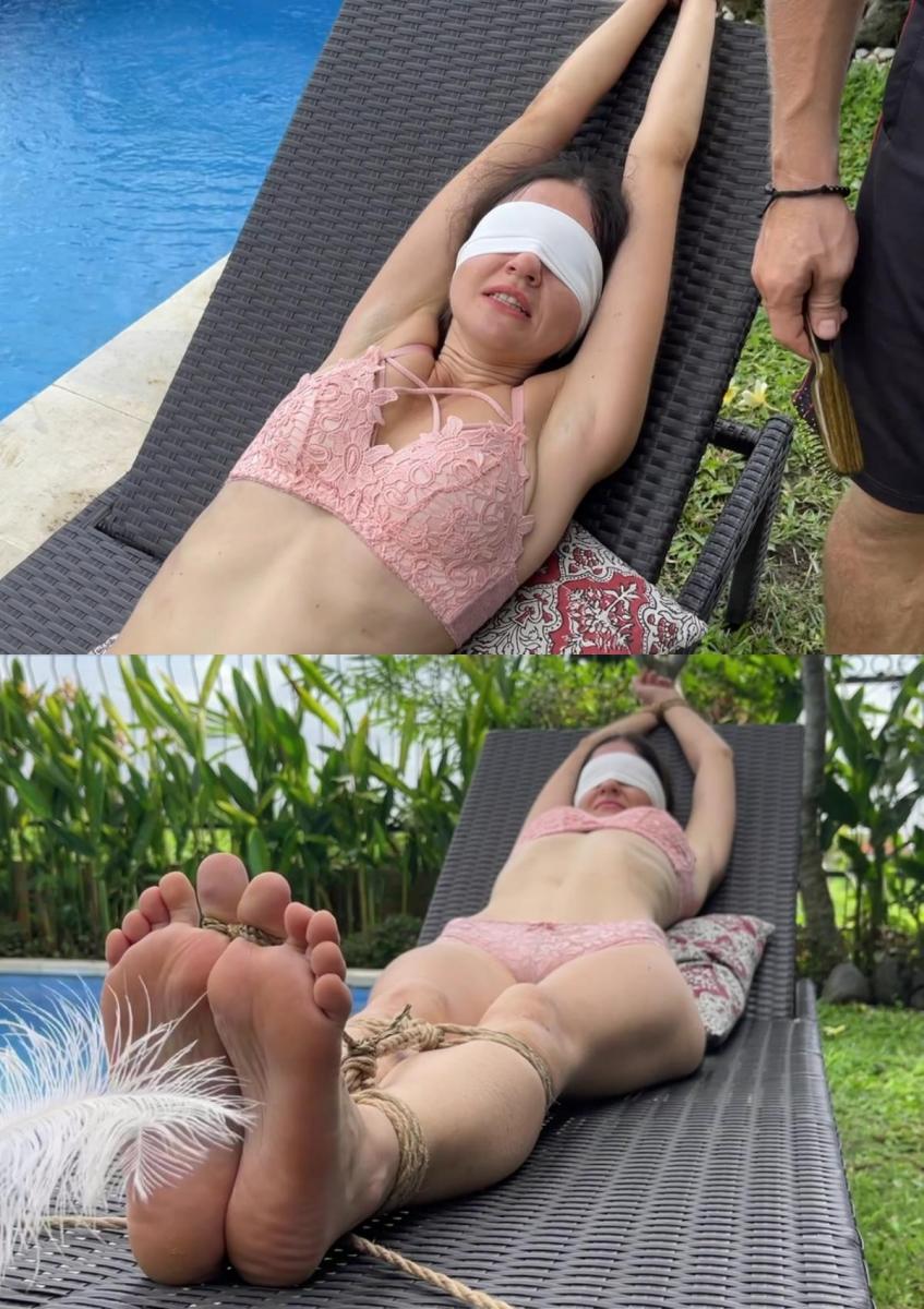 DIFFERENT DEVICES BONDAGE TICKLING NEAR THE POOL 桑吉尼正在泳池边晒日光浴，突然有人从后面袭击了她。 他完全让她动弹不得，用白布蒙住她的眼睛，让她看不到任何东西，然后开始给她挠痒痒。 陌生人首先使用了一根羽毛，然后是画笔，最后是发刷。 桑吉尼非常怕痒。 她大声尖叫。 可惜没有人能听到她的声音。 最后，她被他的手指逗得痒痒的。 你必须看到这个Sangini was sunbathing by the pool when suddenly someone attacked her from behind. He completely immobilized her, covered her eyes with a white cloth so she couldn't see anything, and started tickling her. The stranger first used a feather, then a paintbrush and then a hairbrush. Sangini was very ticklish. She screamed very loudly. Too bad that no one could hear her. At the end she was tickled by his fingers. You must see this