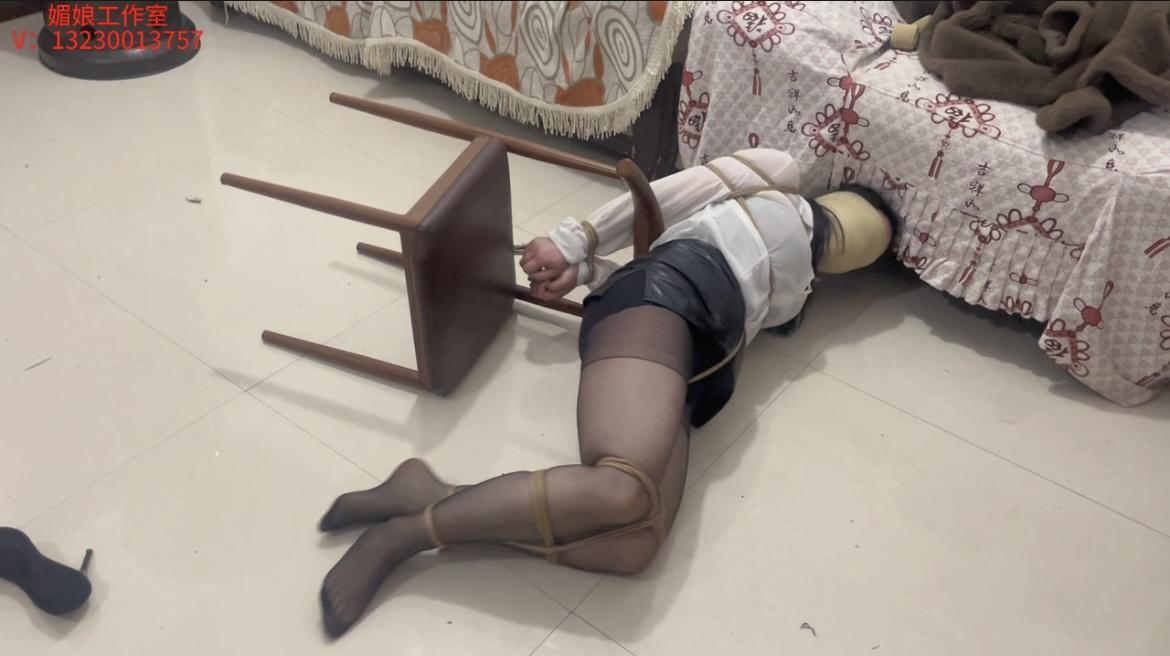 媚娘工作室-绷带[X_X]也很可怕 媚娘工作室<br>V：13230013757<br>捆绑固定到凳子上，开始短丝袜塞嘴，一点一点用短丝袜把嘴填满，绷带封嘴，绷带缠眼睛<br>绷带封鼻，一层一层全包，让M，在[X_X]中绝望，看着M挣扎，蹦哒，从凳子上摔下来，<br>在地上挣扎翻滚，各位粉丝宝宝们，可以想象一下，绑带全包是什么感觉，感谢各位粉丝宝宝们的支持<br>预计19号到达杭州，杭州的粉丝宝宝们<br>有需要约上课的，微信私聊<br>