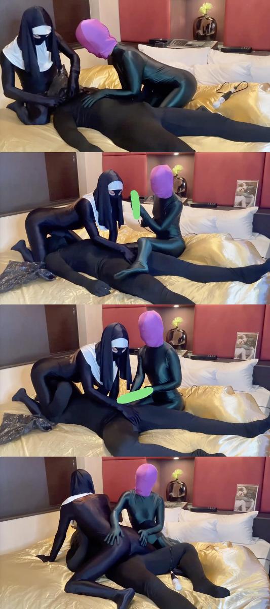 Zentai 3way 2situation 31min 北见女王系列更一部。<br>二女一男一起穿着zentai，大搞激情3P。<br>显示在床上相互缠绵，随后在浴池里玩人体润滑剂。
