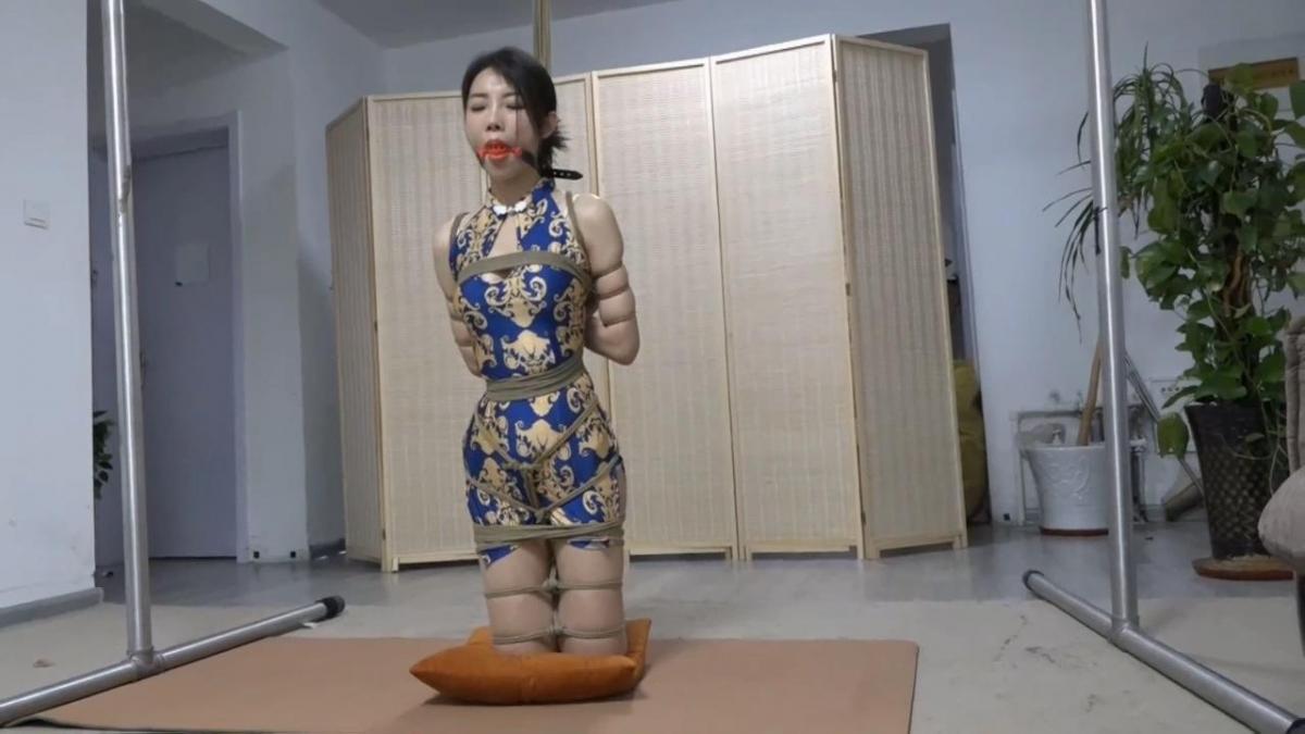 逍遥定拍：旗袍柳杨欧式紧缚体验 膝盖顶地吊难受的姿势 大小：2.06GB 时长：30分钟 工作室：逍遥工作室<br>解压密码：123456<br>这次定拍的是逍遥的名模柳洋，紧身旗袍衬托着丰满的身材更加X感了。给柳洋绑上最紧的欧式直臂，双腿折叠膝盖顶地吊起来，这姿势难受极了。