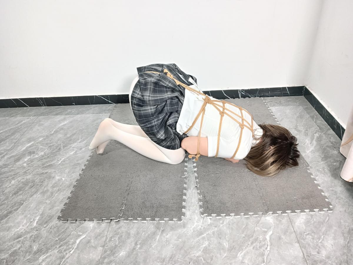《御仙原创》JK白丝妹妹的前手缚SP（耳光，羞辱，SP，虐足，白丝） 御仙工作室祝大家新年快乐。开工大吉，JK妹妹虐足，SP。各种揉虐，精彩不断<br>-------<br>--------<br>【御仙工作室】：对圈内爱好者开放，欢迎前来约绳，体验；并提供线上定拍、线下约拍。原味服务。<br>另外本工作室招聘模特有意请联系客服了解！<br>坐标郑州QQ：1756718889【注明来意】本工作室招聘模特有想了解的可以加客服QQ了解<br>解压密码：yu12<br>--------<br>-------