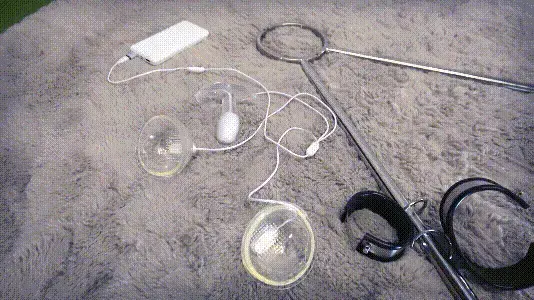 【強制M字開脚器】はめられた。　[Forced M-shaped leg spreader] Was fooled 【強制M字開脚器】はめられた。　[Forced M-shaped leg spreader] Was fooled<br>捕まった先輩女諜報員を助けるため、<br>単身敵地へ乗り込んだ同諜報員のミキ。<br>ようやく見つけた先へいた先輩は<br>目隠しと猿轡をされ、<br>金属製の強制M字開脚器を装着。そして、<br>如何わしい装置を胸と股間に取り付けられていた。<br>身体を震わせ卑猥な声をあげながら。<br>嫌な気配を感じながらも助けに駆け寄ると、<br>突然の警報と共に、天井より何かのガスが噴射された。<br>吸わない様にと必死に抵抗したが既に遅く、<br>ミキは意識を失った。<br>何時間経っただろう、ミキは意識を取り戻す。<br>自身も目隠しをされていたが、<br>動かせない身体と感覚を想像するに<br>先輩と同じ器具を取り付けられている様だ。<br>これは罠だった。<br>はめられた女諜報員への拷問が今始まる...。