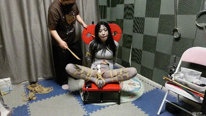 {强制榨汁训练}伪娘 榨汁训练。绑在调教椅子上，双[X_X]加强训练，屁屁里面插着[X_X]，一下一下双[X_X]。强制放置榨汁是中什么 体验呢？最后放置主人去休息去了。。。。等待他的会是什么呢？ 开工大吉，开工大吉。春节祝大家心之所想皆所愿，财源滚滚，新年新气象！<br>新年到了。奴过来工作室拜年，穿着短裙加辣妹上衣加灰丝，上下打量心里便有了坏心思，穿着这么性感，<br>怎么能少了惩罚他呢，刚行动起来，想跑？ 先绑起来在说。先固定起来，双脚手已经动不了了。开录。<br>强制把奴绑起来放置榨汁训练，双分开捆绑，里面塞着[X_X]，屁屁里面也插着。外加双[X_X]工具，新年第一次就让他好好享受享受。开始不情愿的上绑，在训练的过程中在加上皮鞭伺候，只能任由主人发泄！  嘴被勒住求饶也说不出来，只能“哼哼” “哼哼”     <br>这期视频值得珍藏！喜欢看伪娘美女的必买！<br>接定拍视频，约拍视频，线下预约体验，原味衣物出售<br>联系方式：Q<span style='color:#b0b0b0;'>[隐藏文字，购买后可见]</span><br>招山西附近的绳模，CD， 女M可以联系我哦