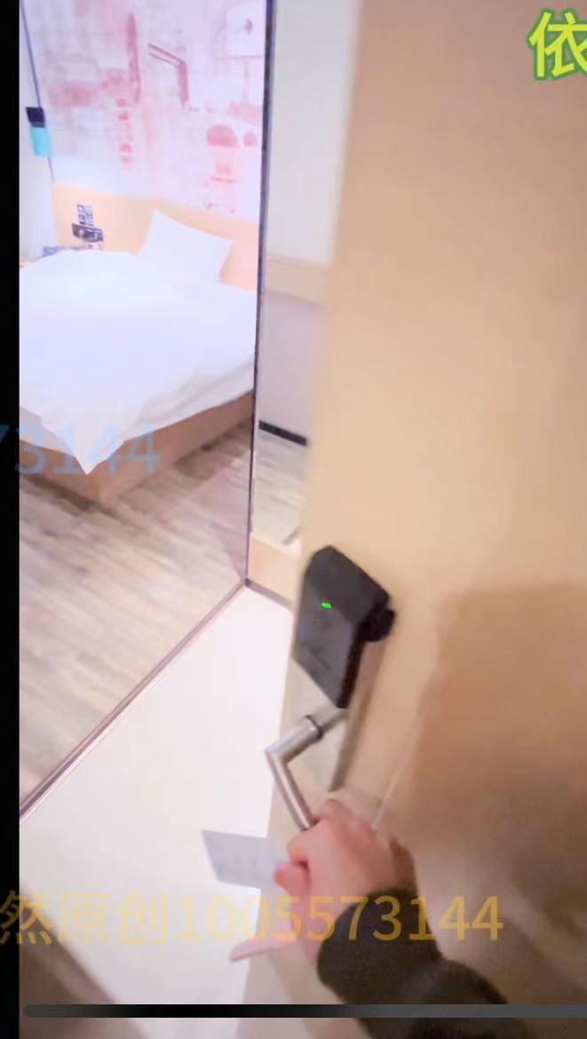 【依然原创】女大学生独自住酒店被入室绑架，口球驷马，口水流一床，羞耻到崩溃大哭。哭的时候挠她痒痒＋全身捆绑扛起打屁股＋tk放置痒刑 依然工作室 接定拍，原味，约绑女生100%成功经验交流＋qq1005573144。价格实惠<br> 大学生依然独自住酒店被持刀绑架威胁。<br>全身绑起来口球玩弄，口水流了一床，口水盛宴！<br>崩溃到当场大哭，但还被挠痒痒，边哭边笑，无助透顶<br>全身被捆绑，扛起来打屁股<br>最后劫匪玩了一会儿依然的小脚后把她驷马绑在床上，就走了...
