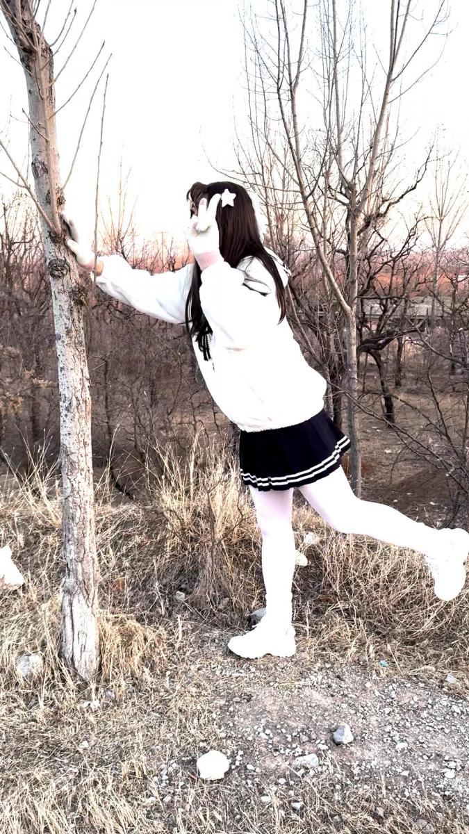 【雨桐】水手服少女郊游遭绑架，逃跑被抓后被女匪绑在树上电击羞辱惩罚。最终屈服 某天，小娜娜穿上新买的jk水手服。小秘密的袜子。塞好按摩器。背着家里人，来到了一处郊区的网红打卡地。准备好好美美，拍几张照片。就是这次拍摄，改变了她的命运。两个人贩子也悄悄的盯上了小娜娜。她们是当地一个贩卖少女的组织。专门绑架少女卖给别人做童养媳。歹徒抓住了小娜娜。小娜娜寻找了一个机会逃跑被抓回来了。歹徒对她进行了惨无人道的折磨。<br>解压方法：修改扩展名为RAR 输入解压密码解压  <br><span style='color:#b0b0b0;'>[隐藏文字，购买后可见]</span>