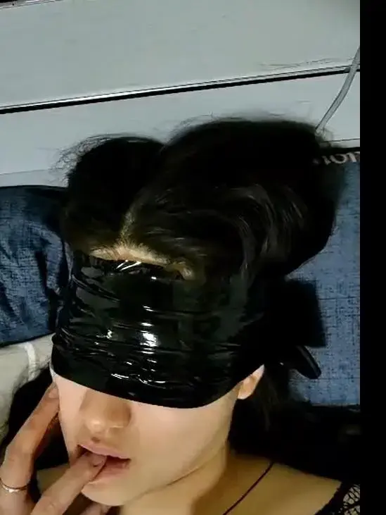 我有一只听话小狗 最真实的反应 刚刚过完年小狗子早就迫不及待的想被我收拾啦 影片的开始已经进行了非常简单的捆绑 因为小狗是第一次被这样玩 并没有太过分 不过qg还是要的 影片的后半段当然头套也是避免不了的 嘿嘿 lu点满满呦 小狗子最后都受不了了 这算是处女作啦 拍的不好的话希望各位同僚多多包涵 有什么建议的话欢迎评论哈 希望大家多多支持啦