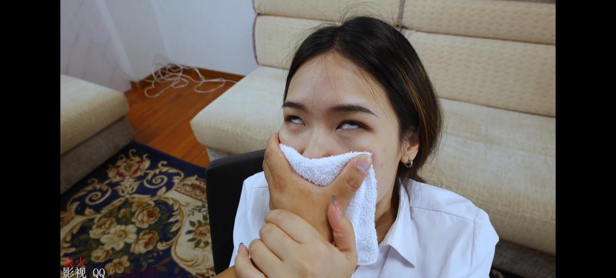 肉丝职业装美女教师的噩梦 美女教师童谣下班后回家坐到沙发上揉脚，被坏人入室迷晕玩弄，全程翻白眼，反复迷晕玩脚，情节非常精彩，欢迎各位收看。