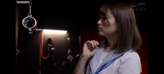 铁枷少女 日本 葵和男友放学时，发现了一家新开的店，被强行邀请跟著她。这是一个酷刑博物馆，展示了所有的酷刑设备。看著束缚装置，葵渐渐渴望做自己……后来，葵独自光顾了这家店。在那里，葵被各种装备的人束缚和训练。一个她渴望的未知世界，享受著无法用语言表达的快乐。