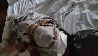 白丝驷马挣扎*[X_X] 这次是一个可爱的白丝lo娘，与那个单脚吊的视频是同一期<br>墨墨绑的还是比较紧的，看Ta难以挣扎的紧缚感我就知道这次的束缚很成功，不过好像在美观上还有些欠缺这样子<br>后边解开后，友友跟我讲，绑的很紧很紧。<br>给Ta试了一下无法呼吸的感觉，Ta就开始求饶起来了，hhhh<br>呻吟的还不错