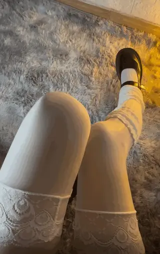 男娘kiger 的白丝-小岛星 穿上多层丝袜和kig皮，再穿上一层肉丝和白色长筒袜，被层层包裹好舒服