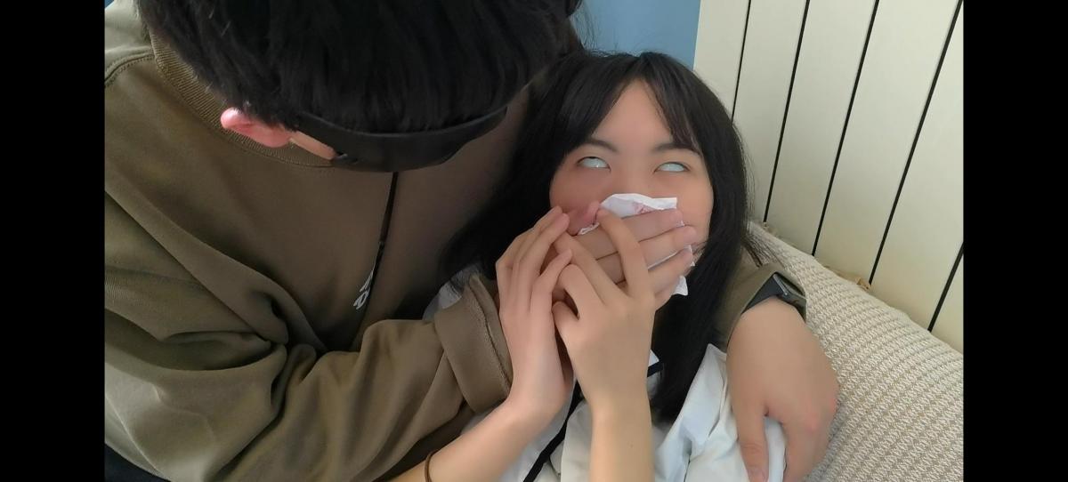 JS原创定制——迷晕肉丝制服美女激辣(一) JS原创工作室定制出品，美女激辣一个人在沙发上发呆，突然被一面具男偷袭捂晕，激辣无力反抗只能任由面具男摸玩身体，每次被捂时都会挣扎并不断翻白眼，剧情非常诱人，欢迎收看！