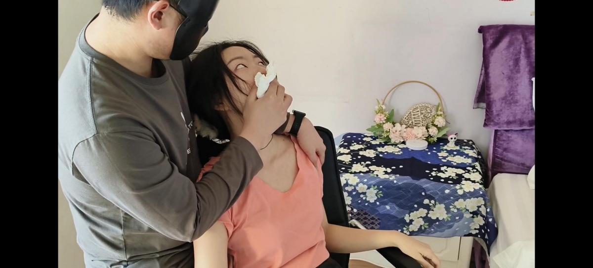 JS原创定制——肉丝长腿美女沐兮的屈服(上) JS原创定制——美女沐兮被面具男入室捂晕不停翻白眼挣扎失去意识，不停抚摸全身，特别是性感的肉丝长腿。美女慢慢苏醒后又被捂晕直呼“雅蠛蝶、雅蠛蝶”，一共分上下两集，欢迎收看！