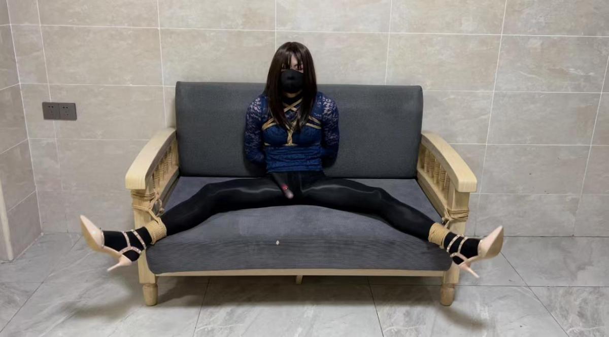 伪娘自缚放置 第一段：双腿分开分别用绳子固定在沙发的两旁，上半身绑一个五星胸缚，留一个绳圈在背后捆绑住双手，打开丝袜包裹的小话筒，嗡嗡的振动持续地刺激着。。。呜呜。。。双脚越挣扎，绳子啦得越紧，到后面双脚像是触电一样麻木了。<br>第二段，单脚吊起，开启小话筒继续震动放置。高跟鞋和小话筒双管齐下，右脚很快就支撑不住了呢，特别是小话筒的刺激，大腿酸软无比。。。。。。QQ：1182242274