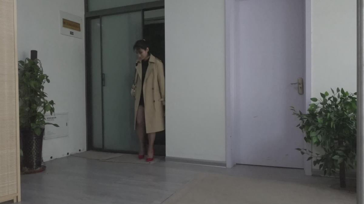 逍遥精拍作品《劫持》，独居女子要小心。     独居女子殷娜回家时，被埋伏在家中的歹徒捆绑劫持了起来......<br><br>    首选下载：视频库【支持直接在线观看，在视频下方直接按清晰度下载，画质和微云下载一样，永不失效，非常推荐】<br><br>    备选下载：已经放弃百云改用微云链接，画质和视频库相同，只作为备份使用，并不推荐，解压密码：<span style='color:#b0b0b0;'>[隐藏文字，购买后可见]</span><br>