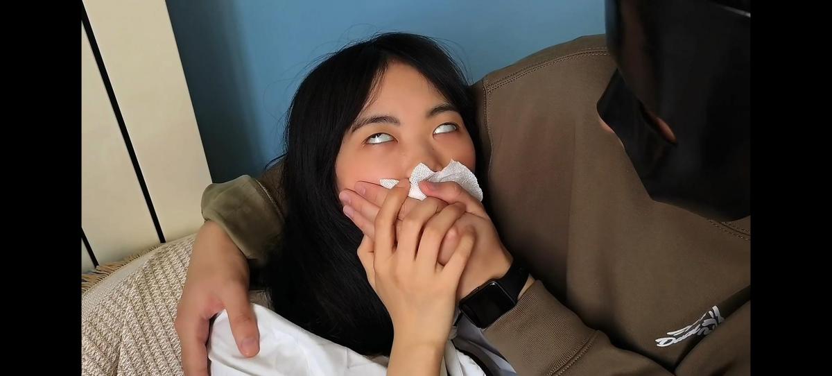 JS原创定制——迷晕肉丝制服美女激辣(三) JS原创定制出品第三集来了，激辣下班刚回到家，就被躲在暗处的面具男从后面偷袭，直接上白手帕捂嘴，不断挣扎翻白眼，最终还是无法逃脱，只能任由他在沙发上摆弄自己，全程精彩不断，欢迎收看！