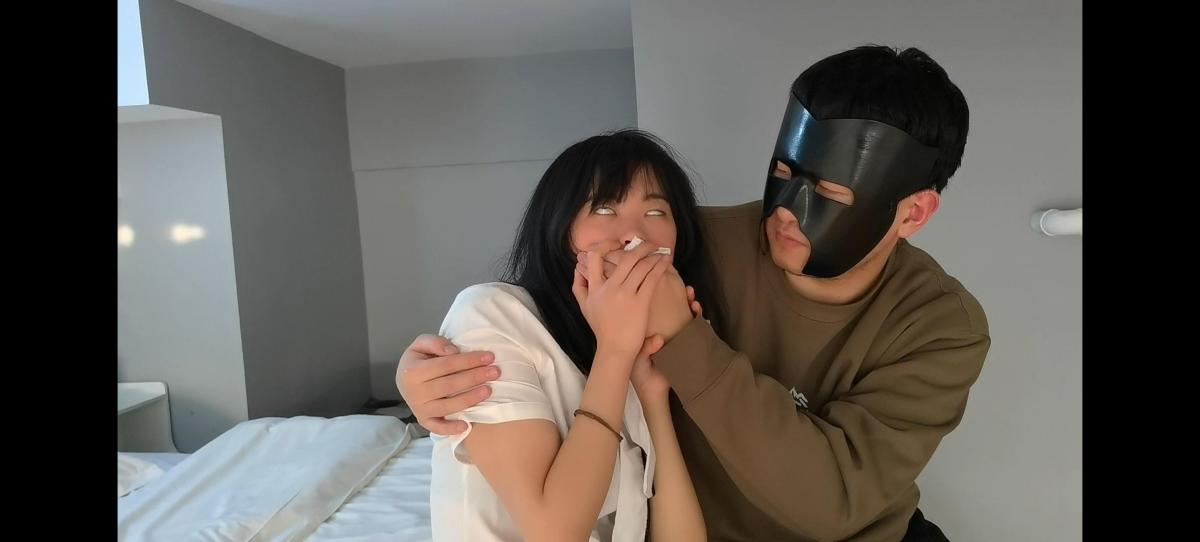 JS原创定制——迷晕肉丝制服美女激辣(五) JS原创定制出品第五集来了，激辣坐在床边椅子上，谁想到面具男无处不在，直接从背后偷袭她，将她捂晕在椅子上，不断摆弄抚摸着她的身体，然后又搬到了床上继续蹂躏她，全程翻白眼，这集是迷晕激辣系列的倒数第二集，明天更新大结局最后一集，敬请期待！