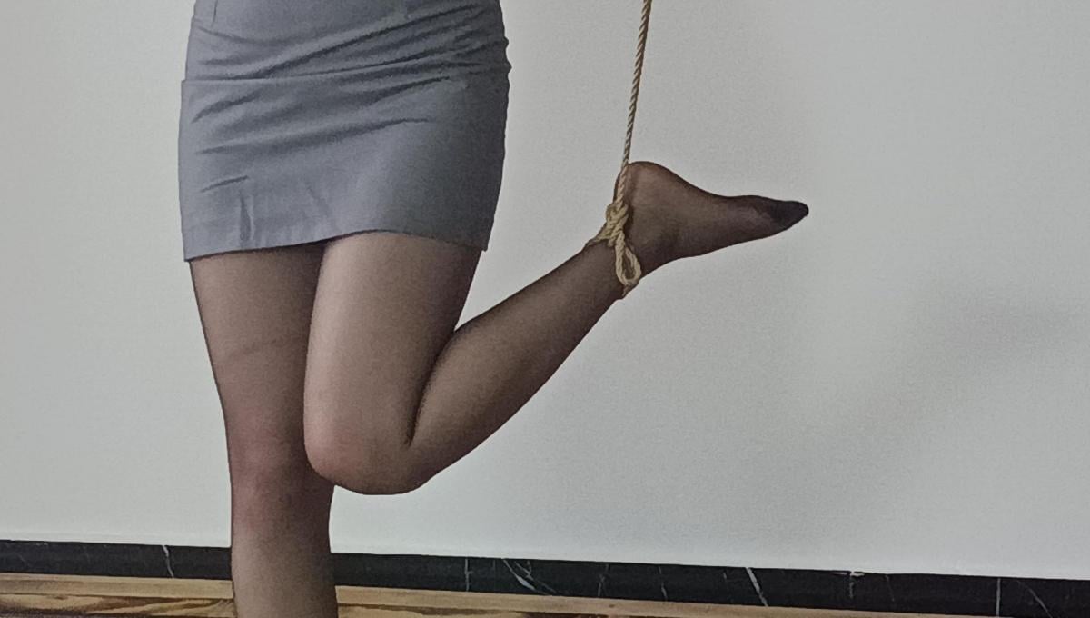 《御仙原创》黑丝包臀裙珺珺单脚吊缚打脚心，新模特琳琳第一次试镜（驷马，单脚吊，SP。新模特，双女） 这是新模特的一次试镜，从来没有体验过绳子，这次决定在我们这里当模特，纯新人，大家有什么定拍可以找找她。所以得拍摄都是自然反应，纯纯小白，欺负起来才更有意思！<br>--------<br>【御仙工作室】：对圈内爱好者开放，欢迎前来约绳，体验；并提供线上定拍、线下约拍。出售原味。<br>另外本工作室招聘模特有意请联系客服了解！<br>坐标郑州QQ：1756718889【注明来意】本工作室招聘模特有想了解的可以加客服QQ了解<br>解压密码：yu12<br>--------<br>-------
