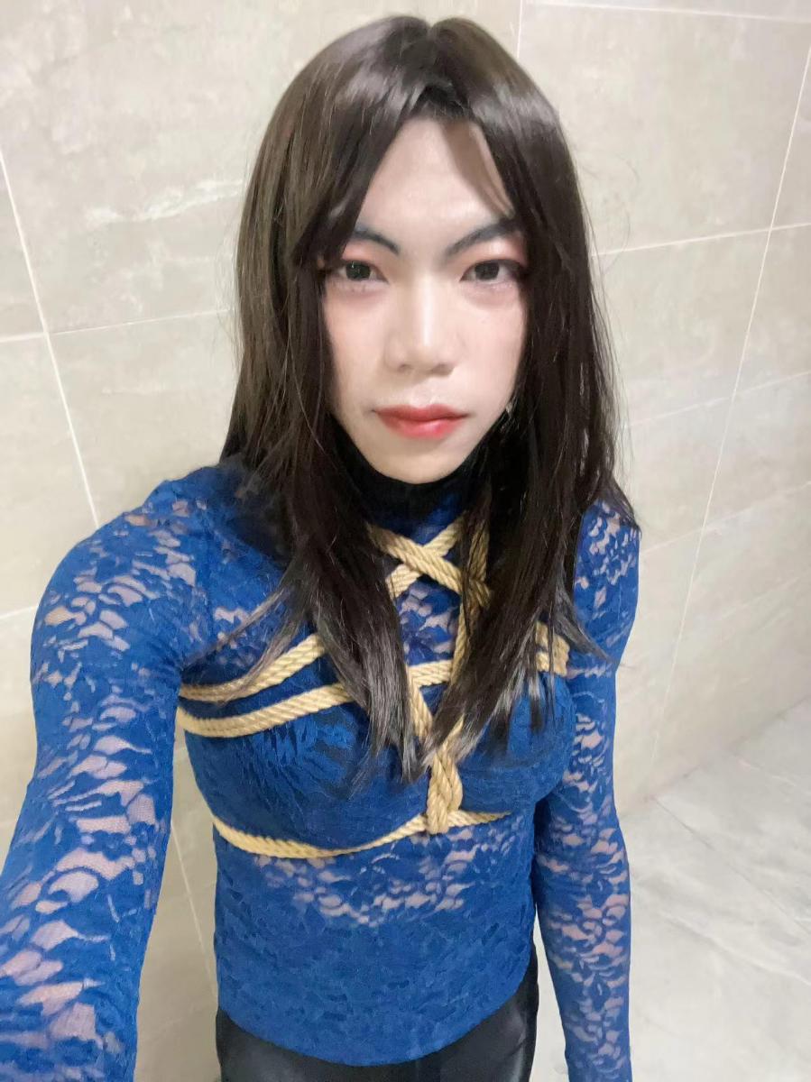 大衣，捆绑，外出，杠塞 记录一下这几天晚上的捆绑女装外出。第一次口罩，蓝色的蕾丝花纹上衣，黑色长裙，黑色丝袜加12CM高的高跟鞋，里面是龟甲缚，下面塞入杠塞，外面穿了一件棕色大衣。凌晨1点钟外出，高跟鞋敲打地面的声音格外的引人注目，路过的男人纷纷将目光投射在我身上，而我紧张得只低着头往前走，不敢跟他们对视，路过他们时，大衣里面传出来的震动声。。。。。太刺激了<br>第二天晚上，画了个淡妆，女装捆绑在外面游荡了两个多小时，没想到凌晨两点多，街上行人还那么多，回去的时候，两个骑电动车的小伙子在背后向我打招呼并拍了一下我的屁股，吓死我了，特别是路过宵夜挡，那些喝了几杯酒的男人就开始用一种很奇怪的眼神看着我，嘴里还跟旁边的朋友说着一些碎语。说实话，凌晨一个人捆绑女装外出还是挺危险的。<br>同时也欢迎各位小伙伴来找我玩哦，QQ1182242274