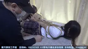 【新月原创】【琳媚】上门绳师 伺候直臂驷马的黑丝小仙女 棒棒欺负各种可可爱爱 【新月工作室】定拍交流QQ：1003187439 备用2936094312<br>【出原味妹子】3317697447 小洛（红豆）3789665275、2389316626 玉箫 3451471253 佳怡 2952715351 晴儿 2789385650 琳媚<br>约绑攻略有售直接滴QQ：3317697447！！！本工作室正式启动会员优惠折扣方案，请有兴趣的同好加客服Q：3317697447详询<br>“你平时把其他姐姐伺候的那么好，今天也伺候一下我呗~”琳媚绳子一丢，羞涩的坐在我面前，背上双手……<br>“来，给你个痛快~”<br>超紧直臂，脱掉鞋子，手脚拉紧，棒子好好伺候，同时还不停玩她，这家伙又羞耻，又爽，又挣扎得让我都看爽了……