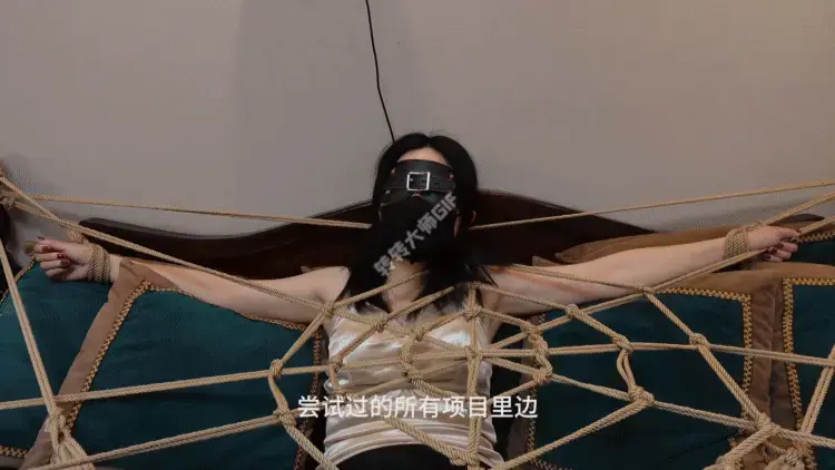 【白城出品】第八部《孤注一掷II》（特别篇） 说好的特别篇来了。<br>特别篇由两部分组成，先是一段15分钟的访谈，加上三段合计11分钟的花絮。<br>值得一提的是，访谈过程中若若还GC了一次，非常香艳。<br>还有第一段花絮非常危险，再次剪辑我看着心里都非常难受，犹豫再三才放出来，想着是给各位老铁做个提示，永远还是要安全第一。<br>后面两段花絮出自拍第六部和第七部时的现场，轻松搞笑，感受下无语的若若和碎嘴子白城。<br>特别篇只售15币，喜欢白城作品的朋友可收集。<br>废话不多说，直接上图上链接，感谢各位对白城一如既往的支持！
