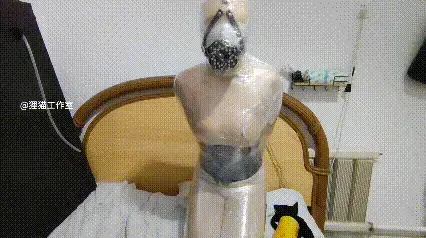 全包挣扎，口水收集，放置，手指玩弄·舌头深喉，呼吸训练 上篇 新的一年，我们终于更新了，实在抱歉，最近因为很多事耽搁了<br>这次拍的视频80分钟，上40分，下40分，解压两次，第一次密码：LIMAO,第二次密码：limao（已经被网盘和谐一次了）<br>上内容主要是强制开口器，保鲜膜全包，塑料袋套头，保鲜膜密封，口水收集放置<br>下内容主要是假阳训练，逐渐深入，挣扎，最后彻底深喉，寸止，让M充满欲望得不到释放，渴求着假阳的刺激又拜托不了生理反应，然后口水收集，彻底变成只留一个嘴巴任人玩弄的摆件工具<br>随着游戏的不断进行，M逐渐失去自我意识，几个小时的折磨，不停的玩弄M的小舌头，刺激又不让他得到释放，让M永远欲求不满，逐渐沦为玩物，痛苦的享受的，甚至视频最后期已经接受了自己成了性欲工具的事实，如果不是强制刺激，可能已经变成了被强制开口，吐着舌头的摆件<br><br>狸猫工作室个人接赞助，定拍，都是白菜价，很多东西还在慢慢摸索，感谢大家的支持！联系方式:<span style='color:#b0b0b0;'>[隐藏文字，购买后可见]</span>