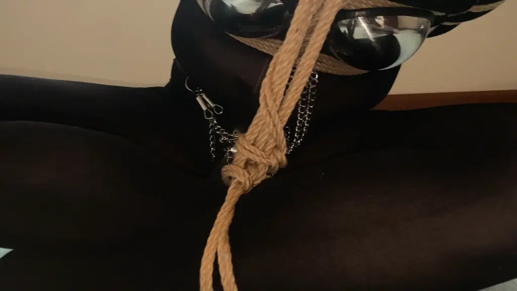 被姐姐调教--军训罚站篇 经过前期的驷马放置调教以后，姐姐化身为女教官对弟弟进行犬化调教，每一个姿势弟弟都要做到最好，否则就是更严厉的调教，弟弟的命运会如何呢？让我们尽情期待！<br><br>成都附近约拍订拍（男生 女生 CD均可）<br>女生联系QQ：2642681502（男生CD勿加）<br>男生联系QQ：<span style='color:#b0b0b0;'>[隐藏文字，购买后可见]</span>