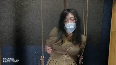 A121 专治不服【木马调教实录】三角木马 真空骑乘 放置挣扎 香汗淋漓 娇喘迷人 惩罚羞辱 吊打拷问 惨叫求饶  【雨辰工作室】作品，A121 专治不服【木马调教实录】三角木马 真空骑乘 放置挣扎 香汗淋漓 娇喘迷人 惩罚羞辱 吊打拷问 惨叫求饶……<br>尽管主人三令五申，遵守家规。爱动小心思、搞小动作的汐汐还是触碰了红线……<br>每天忙的脚打后脑勺的主人也懒得跟它废话，果断把它绑了，脱掉内衣内裤，真空骑乘三角木马，吊绑放置……<br>一开始汐汐还有点儿不服气，内心寻思着，不就是个木马吗？有啥了不起的？<br>骑上木马之后，还是一脸的不屑……<br>直到它的双脚离地，双腿被折缚吊起，它才意识到[X_X]好像有点那啥……嗯，酸爽……很酸爽……<br>但个性很强的它还是肉烂嘴不烂，忍住不吭声……<br>直到主人把它放置在上面离开，它终于忍不住哼哼起来……有疼，有酸，有爽……此刻的它，还在侥幸的体验着这种痛并快乐着的感觉……<br>十五分钟后，它渐渐意识到了严重性，下面好像没有了爽，只剩下痛，钻心的痛……<br>任它哭，任它闹，任它挣扎，任它嚎叫……<br>时间一分一秒的过去，她的声音渐渐弱了，头发渐渐乱了，衣服慢慢湿了，也挣扎不动了……<br>只剩下大口的喘气和无力的哀嚎……<br>看见主人拿着马鞭推门而入，汐汐果断认错求饶，哭求主人把自己放下来，以后再也不敢触犯家规了……<br>主人见状，拿着马鞭指着汐汐的鼻子警告，再有下次，XXXXXX……<br>全身上下湿漉漉的汐汐点头好似鸡啄米，也分不清哪是泪水，哪是汗水，哪是口水，哪是Y水……<br>………………………………………………………………<br>补述一下，从木马上下来之后的汐汐，XX肿了，痛了好几天，希望它这次能长记性……<br>--------------------------------------------------------------------------------------------------------------------------------------------<br>解压密码（小写字母）：ycgzs 第一次解压后，把文件后缀改为zip，同一密码二次解压后,文件后缀改为mp4即可；先下载到电脑，再解压观看，切勿在云盘中直接观看。容易被和谐。<br>------------------------------------------------------------------------------------------------------------------------------------------------<br>【雨辰工作室】对圈内所有同好开放，提供定拍、约拍、原味、周边、交流、学习等服务。QQ：3667764549 ，说明来意，非诚勿扰。