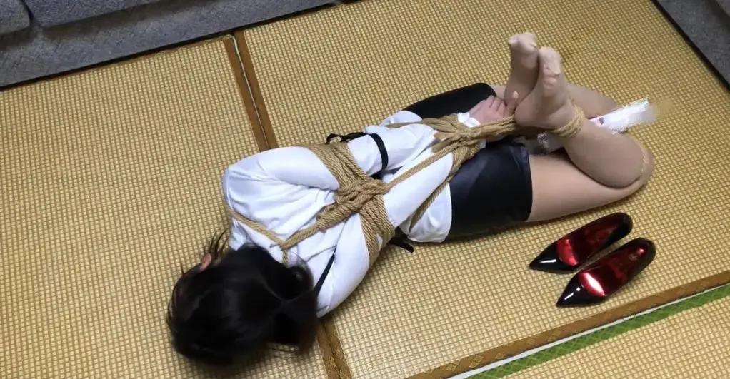 【佳怡工作室】【佳怡】收腰白衬衫短皮裤 肉丝高跟鞋 超紧直臂驷马 鞭打 zdb tk  玩xiong 【佳怡工作室】定拍视频QQ：2019384890【出原味妹子】【佳怡】2019384890<br>【琳媚】2512774782可以和妹子本人直接交流  联系佳怡<br>【音频小说定制】也是找上面的妹子们<br>【其他业务】约绑攻略有售以及本工作室正式启动会员优惠折扣方案，请有兴趣的同好加客服妹子Q：2019384890<br>【赞助方案】69赞助最少赠送10部视频，98赞助最少赠送20部视频，198赞助最少赠送50部视频，价格相当优惠~<br>凭什么别人能被伺候的好好的，今天我也要好好舒服一番。我迫不及待的要求月老狗绑起来，面对他的恐吓我不屑一顾摆出一副傲慢的姿态。<br>转眼，我被紧紧的绑好直臂驷马，丢在地上，一开始我不以为然，没过多久我全身发麻，我很难受，很疼。我祈求月老狗放过，可恶，他越玩越兴奋……他欠揍的表情让我开始害怕……他这是要绑我多久……我痛苦的在地上挣扎，我卑微的哀求着<br>啊……疼……<br>月老狗又拿来了zdb，他这是要干嘛……九明，我不行了……<br>痒……别挠我别挠我，受不了了，哈哈哈哈……好疼……好痒……好麻……<br>啊……不要玩我xiong 走开……<br>我痛苦且兴奋，难受的挣扎着且享受着zdb