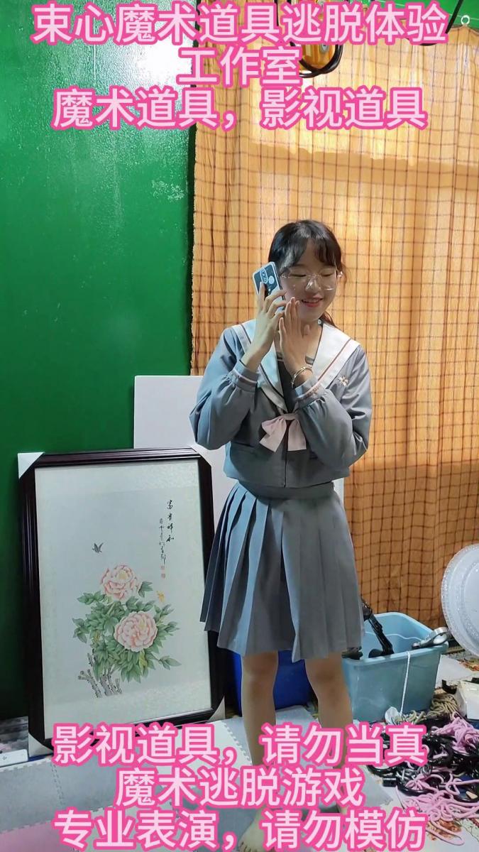 兰兰月月小胖妞经典绑架游戏越狱逃脱剧情，很有趣 束心魔术道具工作室，原本自留欣赏，现在分享给大家，兰兰月月和小胖妞，三个大学生打暑假工客串演员，属于大学女生打工做演员的快乐，三人一起演绑架游戏，调皮搞怪的月月，淑女而又奔放的兰兰，沉默的小胖妞，三人的绑架逃狱剧情很有趣，如何逃脱越狱，过程搞笑，本色出演，喜欢的不要错过