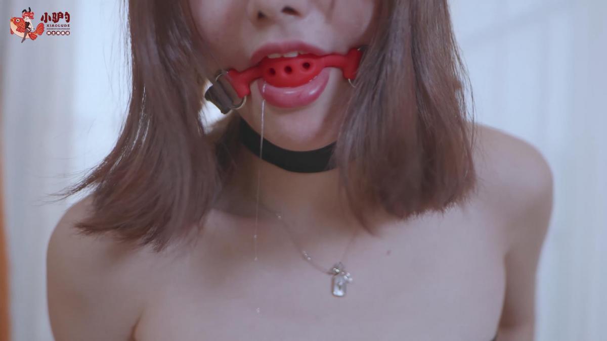 红鲤鱼作品《带镣铐的小琪》，妇女节自己带镣铐和口球流口水的小琪。 首选下载：视频库【支持直接在线观看，在视频下方直接按清晰度下载，画质和微云下载一样，永不失效，非常推荐】<br><br>备选下载：已经放弃百云改用微云链接，画质和视频库相同，只作为备份使用，并不推荐，解压密码：<span style='color:#b0b0b0;'>[隐藏文字，购买后可见]</span>
