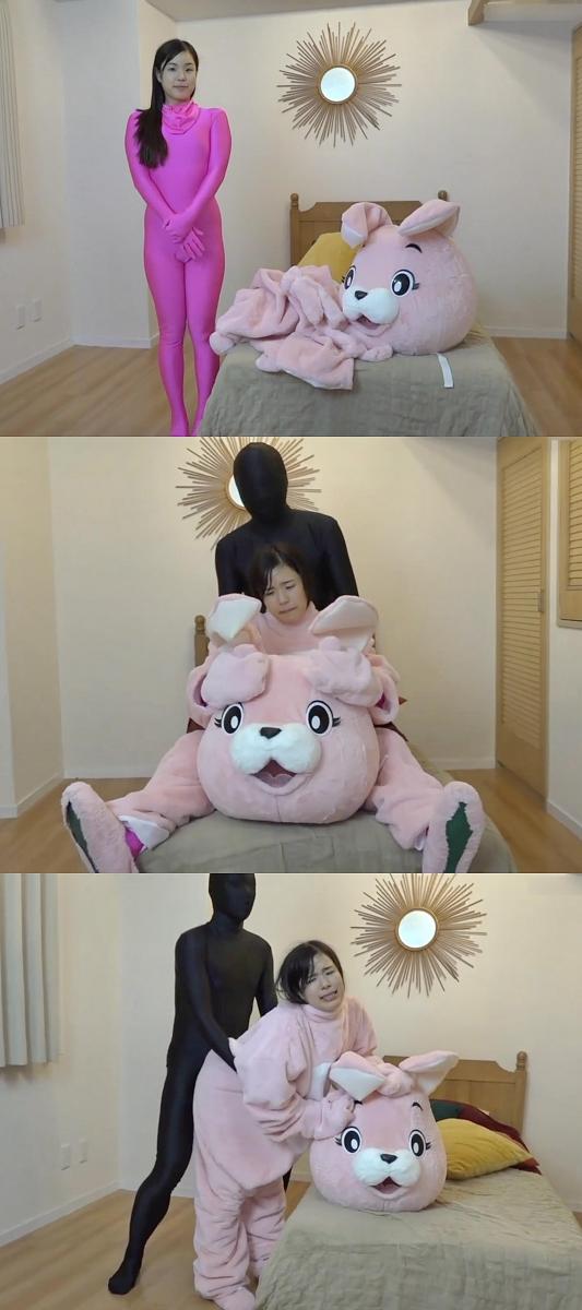 中の子大汗！？ zentai小姐姐穿上兔子玩偶服，被黑衣人玩弄后入。<br>一番折腾下来，摘掉头壳，又累又闷，满头大汗。<br>然而黑衣人意犹未尽，，继续抓住小姐姐一顿后入冲撞，小姐姐呻吟着，表情甚是销魂。<br><br><span style='color:#b0b0b0;'>[隐藏文字，购买后可见]</span>