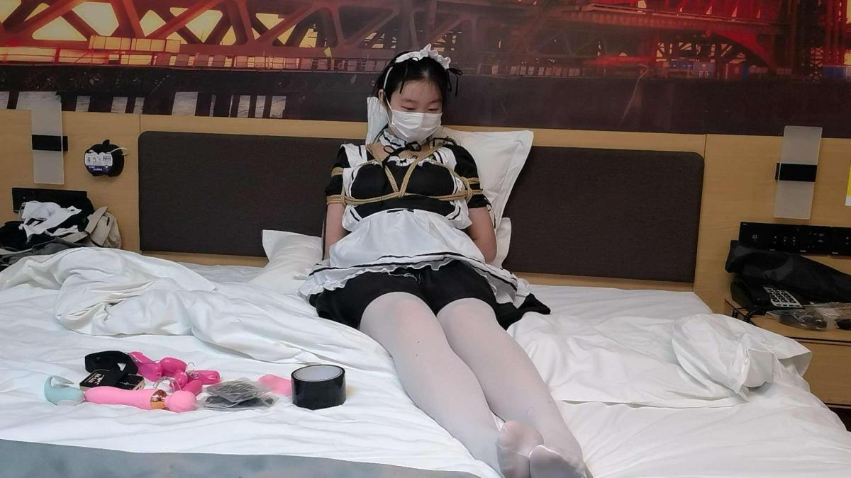 林叶秋首次小玩具测评 今天的视频是咱们的林叶秋小姐姐很敬业的给大家呈现不同小玩具的体验感受，并且在这期视频中没有捆绑过程等，干货满满，将近一个小时d而时间全是充斥着林叶秋小姐姐的呻吟与挣扎，让人看了欲罢不能！顺带还要感谢一下为本次视频提供的道具的客户，真是帮了大忙了，在此跪谢！！！！！<br>注意！！！注意！！！解压视频时麻烦一定把zip后面的233删掉即可解压了！！！！！还请不要举报视频链接下载无法解压！！！！！！<br>如有定拍需求，还请联系QQ：3078316178