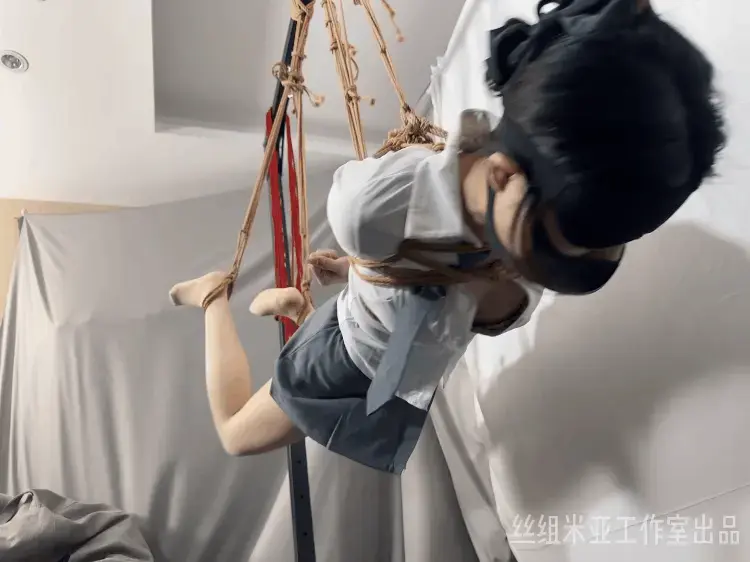 【丝组米亚】JK少女绳艺调教，被脱去裙子，扯开上衣，在zdb的作用下数次[X_X] 丝组米亚工作室037号作品<br>身穿JK服的少女来接受绳艺调教，包含了单腿吊缚，完全吊缚在空中。绳屋主人直接解开胸前的扣子，脱下短裙，最终用zdb让她达到了数次gc<br>解压密码购买可见<br>[展示的隐藏文字]解压密码：suzumiya[展示的隐藏文字]<br>另外长期招北京地区绳艺模特，欢迎可以私信