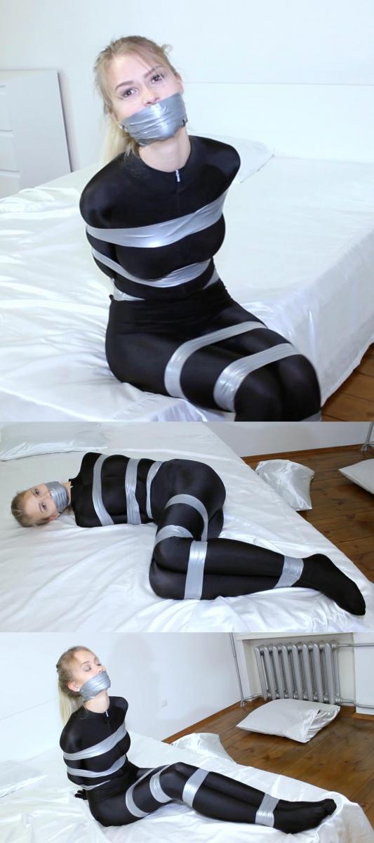 [W’sH]——Svetlana——黑色zentai——胶带拘束挣扎记 Svetlana——黑色zentai——胶带拘束挣扎记<br><br>注：<br>W’sH 工作室<br>专注于zentai、紧身衣、spandex、丝滑光泽衣物、乳胶、睡袋、捆绑、锁链……等一系列恋物拍摄。<br>清一色欧美模特，高颜值，好身材。<br>单女、女女、三女应有尽有，各种玩法层出不穷。<br>拍摄手法极具艺术性，作品极具收藏价值。<br><br>重要通知：<br>俄罗斯那边嫌我在这里搞的太便宜了，今年要求我必须按照C4S的官方价格来定价。<br>不过每部新作品，我会悄咪咪操作一下给大家整上折扣，大家有看好的视频就抓紧冲哈。