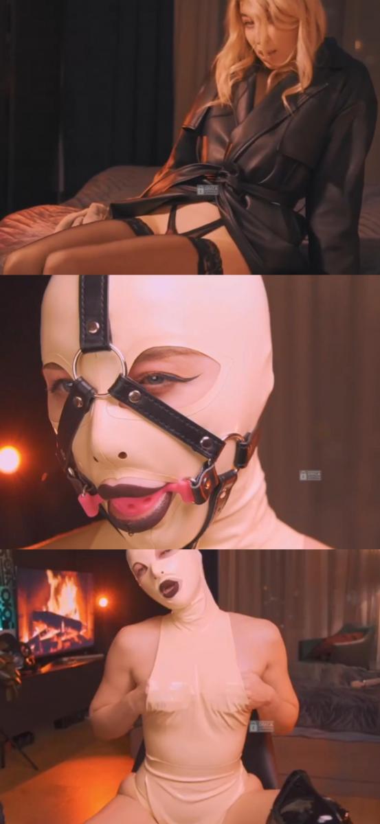 bronnica 271023 2200 Chaturbate female 创作：Bronnica<br>Bronnica 10月27日部分直播录像<br>Bronnica身穿白色乳胶紧身泳衣裙，化着暗黑眼线和唇妆，戴着白色乳胶露眼嘴头套，穿着黑色漆皮过膝长靴<br>PART1 戴上黑色口球后，搔首弄姿，双手不断伸入乳胶泳衣内抚摸自己的奈奈，超清近距离观摩口球和口水，脱下口球后，拿出黑色皮鞭不断打着自己的pipi叫声不断<br>PART2 戴上白色乳胶长手套后，脱下过膝长靴，将白色蕾丝长筒袜穿好后，脱下头套戴上黑色眼罩，手放到椅子身后后手缚，全程小怪兽的震动体验<br>PART3 休息过后，换上黑色睡袍，穿上黑色蕾丝长筒袜，小怪兽在丝质neinei中若隐若现，最后镜头转到脚底，看着黑丝jiojio不断摆弄十分骚气<br>全程内容精彩丰富，喜欢乳胶和捆绑的朋友别错过了