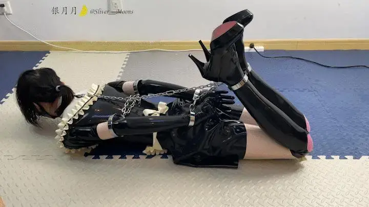 胶衣伪娘女仆被绷紧的金属铐镣束缚拉脖子，强迫乳胶头套呼控，还被电击的痛苦挣扎！ 欢迎来到女仆训练课堂！今天调教的是一位伪娘女仆银月~在这里，训练合格的乳胶女仆只需要几步:<br>1-先穿上全包的贴身女仆款式胶衣，相比传统女仆装更引起羞耻<br>2-然后在手腕、手臂和脚踝上都拷绷紧的金属束缚，驷马拉住项圈强制抬头，<br>3-束缚好确认无法反抗，就要戴上封闭感官的乳胶头套，让女仆小M更加敏感的同时也堵住嘴，剥夺语言的权力~<br>4-逐渐施加电击，欣赏整个身体都在上下颤抖，痛苦的叫声透过头套显得很无力<br>5-如果电击还不够，推荐用钩子拉在手腕处，每次试图挣扎都会带着钩的更深<br>6-最后贴好胶带，关上灯，留着放一晚上明天再回来吧。隐约听到头套下面传来的呻吟，看来她也很享受呢。