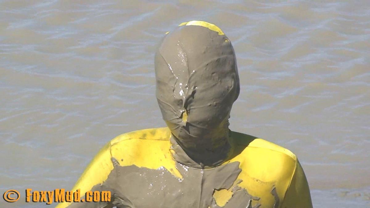 Yellow canary  Misty is dressed in a yellow zentaï and moving in the thick mud. It's very beautiful and very attractive to see her covered in <br>mud. Then she is rinsed in water (nice wetlook) and recovers completely in the mud ... is new and never seen!<br>zentai河口打滚<br>