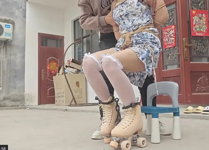 体验五花 镣铐 木枷 轮滑 今天体验测评 轮滑五花紧缚，和连体脚镣手铐，还有木枷，由于临时学的轮滑 还不太熟练，踉踉跄跄 令我最恐惧到底是哪一种呢，而且被绑上是什么感受，请看视频订拍q1829504112