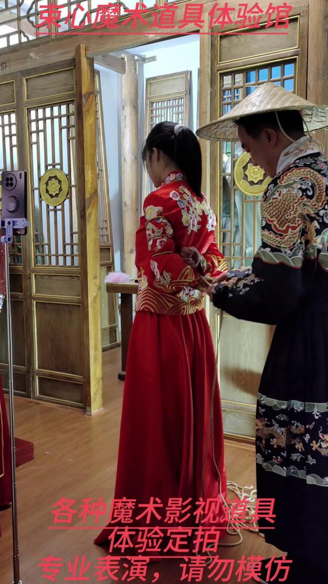 玉兰花和白玉互动，秀禾服捆绑断头台逃脱游戏 束心魔术道具工作室，玉兰花白玉秀禾服游戏互动，五花断头台游戏剧情，逃脱游戏，玉兰花今天第一天刚来，和白玉一起，演技不是太好，期待进步吧