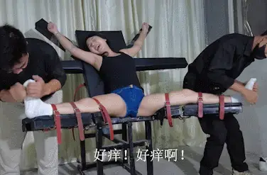 【樱束原创】《面试陷阱》影片版权为定拍用户所有只上映部分精彩片段！美女面试需谨慎！随时都有可能会落入歹徒陷阱求救无门....... 剧情简介：<br>因版权为定拍用户所有，影片只能上映部分精彩片段！美女面试需谨慎！随时都有可能会落入歹徒陷阱求救无门！美女面试被迷晕紧紧固定在开腿刑椅上被两个假面试官一阵玩弄！两人对她进行了一场变态式的全身挠痒！女孩被挠的差点喘不上气！刑椅都要被她挣扎到散架了！不停的求饶喊叫！<br><br>樱束联系方式：QQ2156176672 电报号(群)：@yingshuyc<br>统一解压密码：qq2156176672<br><br>视频格式：MP4<br>分辨率：1080P<br>时长：32分钟<br>大小：1.8G