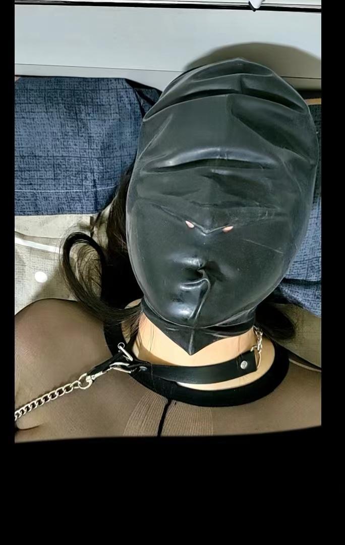 挨打的小骚狗 小骚狗挨打了呀  但是为什么呢  因为不听话了主人很不开心呢 当然要接受惩罚啦 前面的时间是前戏部分 也不知道大家喜不喜欢 如果喜欢以后也会有的 不喜欢满满就没有啦  前戏完了之后就是开始驾驭啦 同样的lu点满满 代入感很强哦 大家期待啦 最后当然少不了头套了 不过可能 打的太厉害了  小狗狗有点受不了了 就小小的饶了她吧这次 希望大家多多提意见哈