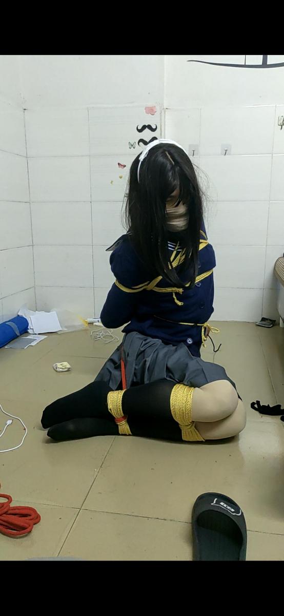 男娘驷马自缚 又是摆烂的一天，实在不想化妆，要花费好多时间。本来想尝试折腿海老坐的，但是绑的折腿太紧，没一会腿就没知觉了，就赶紧解开重新绑松点，但结果手还没绑上，腿又麻的不会动了，跪了好几次，怕出事就赶紧解开作罢，真的折腿缚腿太容易麻了，一定要绑松一点，不然放置个半小时，估计腿就没法动弹了。那今天干脆试试驷马吧，结果也不好受，疼死了。今天的电击器不知道为什么特别强烈，刚打开腿就开始抖，直接就蹲不住跪下来了，玩具还是老样子皮燕子里面一大一小，感觉还好，就是这次的电击太折磨人，根本放置不了一点，手腕这次是用丝袜做的简易活结，然后用背后收紧绳拉上去把手束缚住的，其实还是蛮紧的，但丝袜有弹性，使劲挣扎还是可以把手抽出来的，如果换成绳子就肯定没法强行抽出来，只能等定时锁打开了，但所幸这次用的是丝袜而不是绳子，如果用的绳子，定时锁调的20分钟，估计又是一阵折磨，因为这次实在难受，根本没法躺平，电的又厉害。自缚太累了，每次解开绳子是最煎熬的时候，自缚2小时，gc5分钟(/ω＼)。下次一定挑个时间好好化妆，好好打扮再发视频，那就今天先这样啦。
